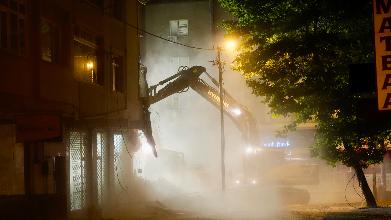 Küçükçekmece'de güvenlik nedeniyle tahliye edilen dört katlı bina da yıkılıyor