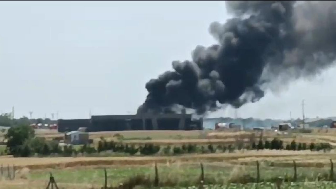 Silivri'de boya fabrikasında yangın