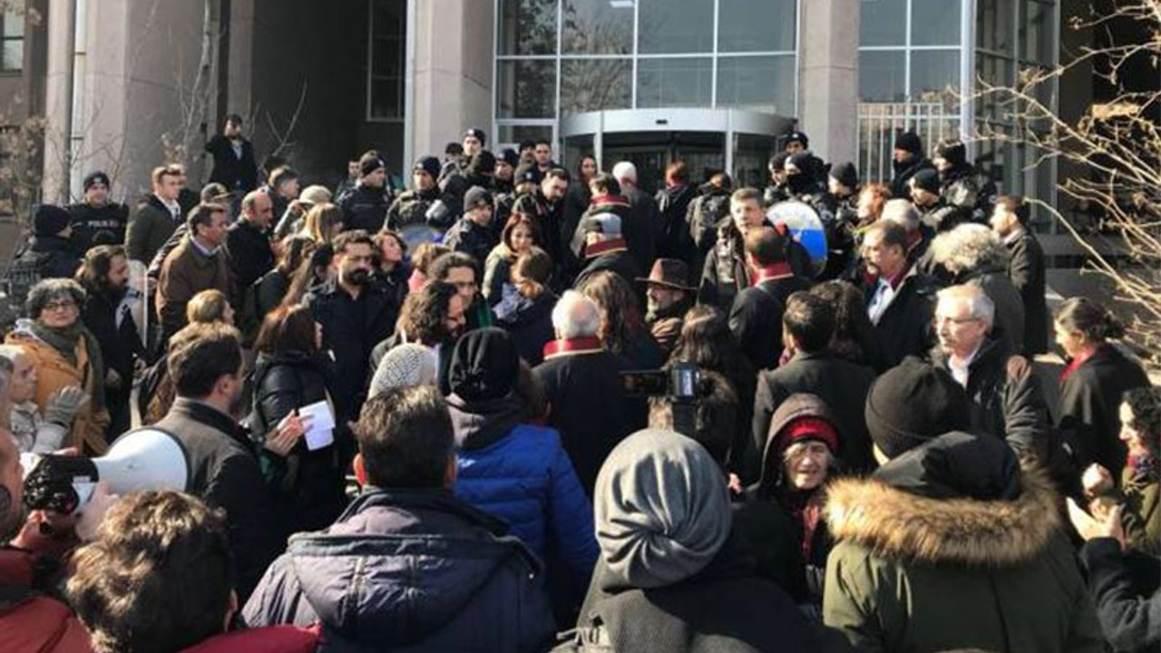 TTB'ye destek olmak isteyen avukatlara polis müdahalesi