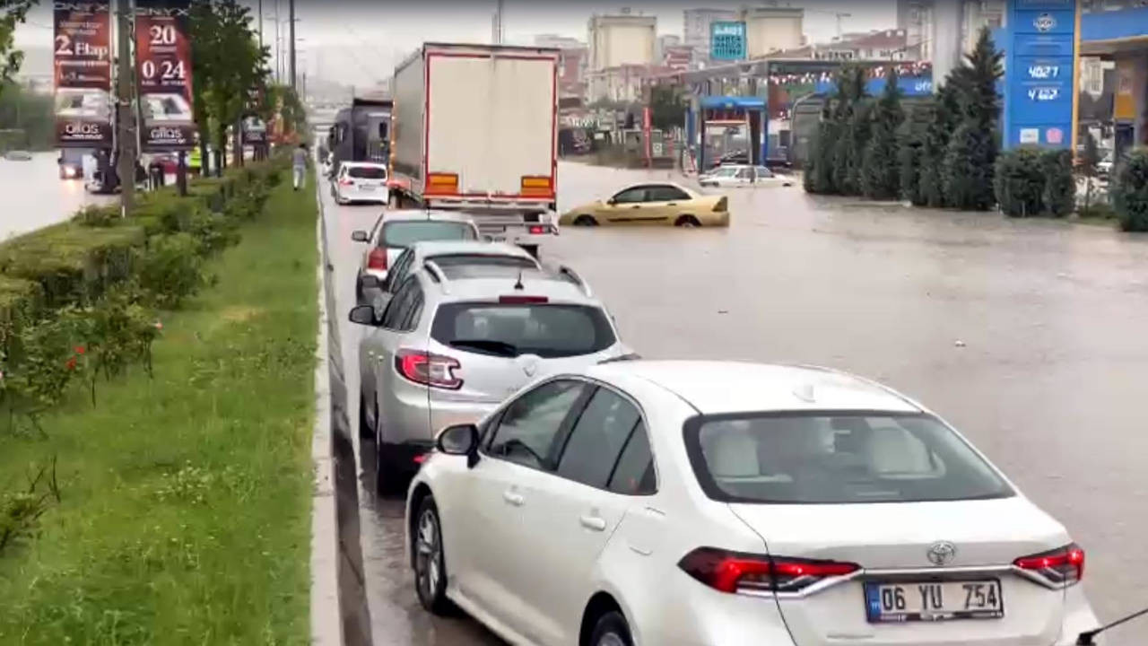 Ankara'da sağanak yağış: Yollar göle döndü