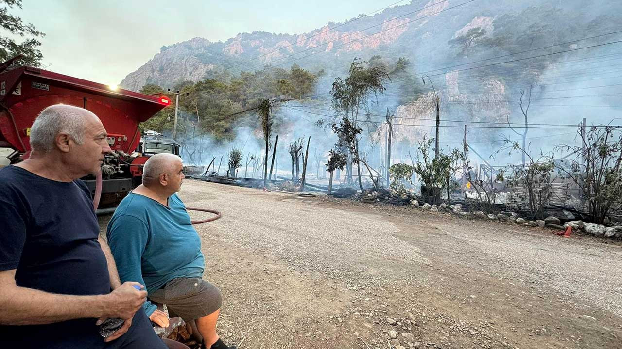 Olimpos'taki ünlü ağaç evler tamamen yandı