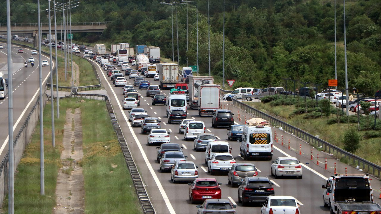 Anadolu Otoyolu'nun Bolu geçişinde bayram tatili trafiği