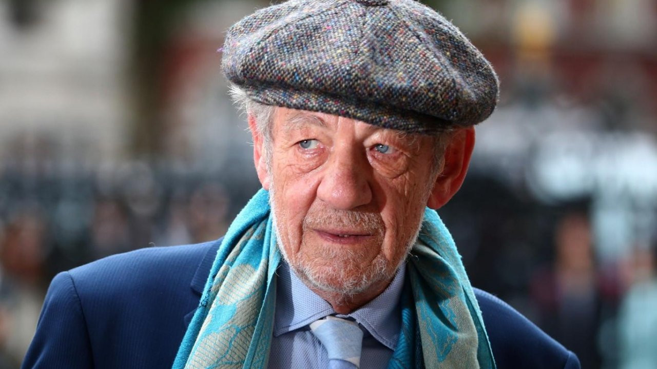 Yüzüklerin Efendisi’nin Gandalf’ı Ian McKellen sahneden düştü