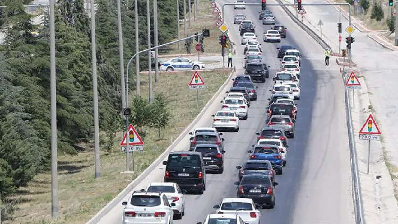 Antalya-Fethiye-Burdur kara yolunda bayram tatili dönüşü trafik yoğunluğu başladı