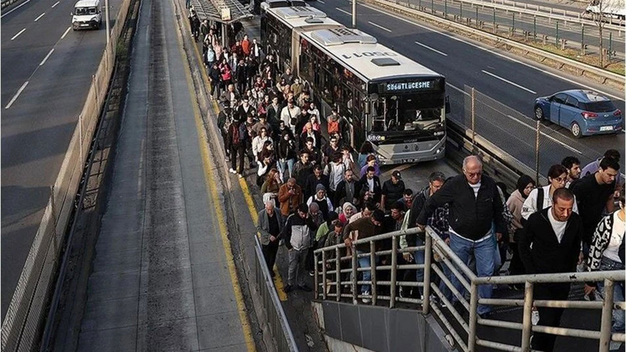 Metrobüs durağına üst geçit yapılacak: 75 gün sürecek