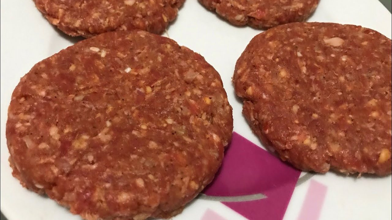 İşin ustaları hamburgeri böyle pişiriyor! Evde hamburger köftesi yapmanın yolu