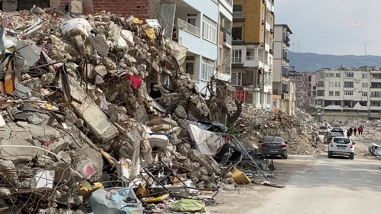 Bakan Kurum'dan olası Marmara depremi için risk uyarısı: İstanbul'da ilk dakikalarda 600 bin konut yıkılabilir