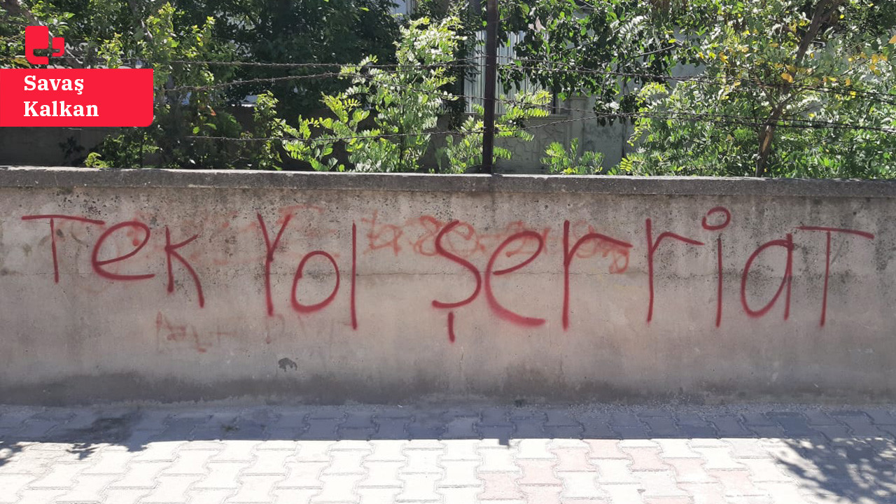 Tokat’ın en işlek bulvarına 'tek yol şeriat' yazısı: Halk ve esnaf tedirgin