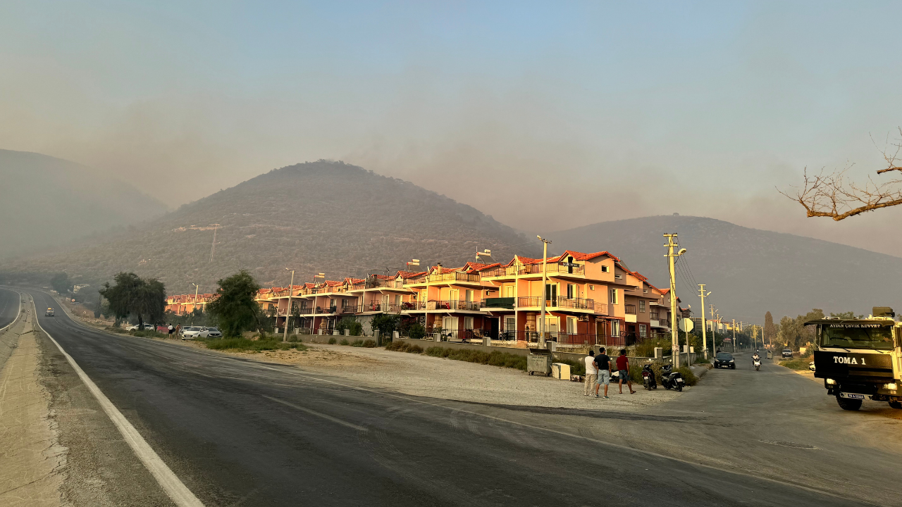 Kuşadası’nda konutları orman yangına yakın olan vatandaşlara tahliye çağrısı