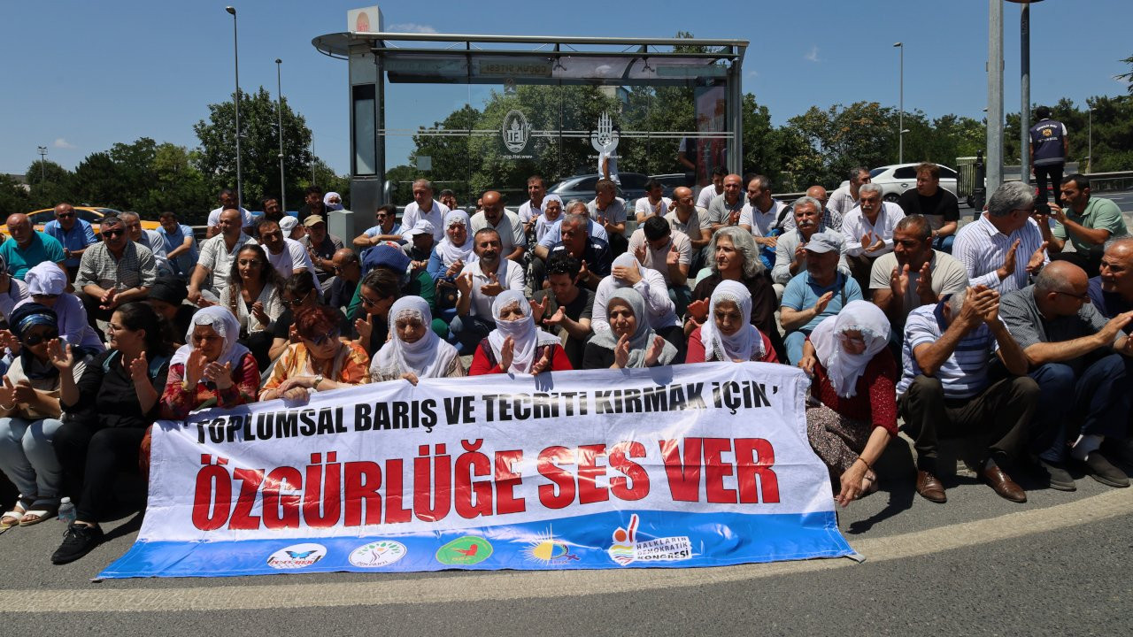 Cezaevi önünde 'özgürlük' eylemi