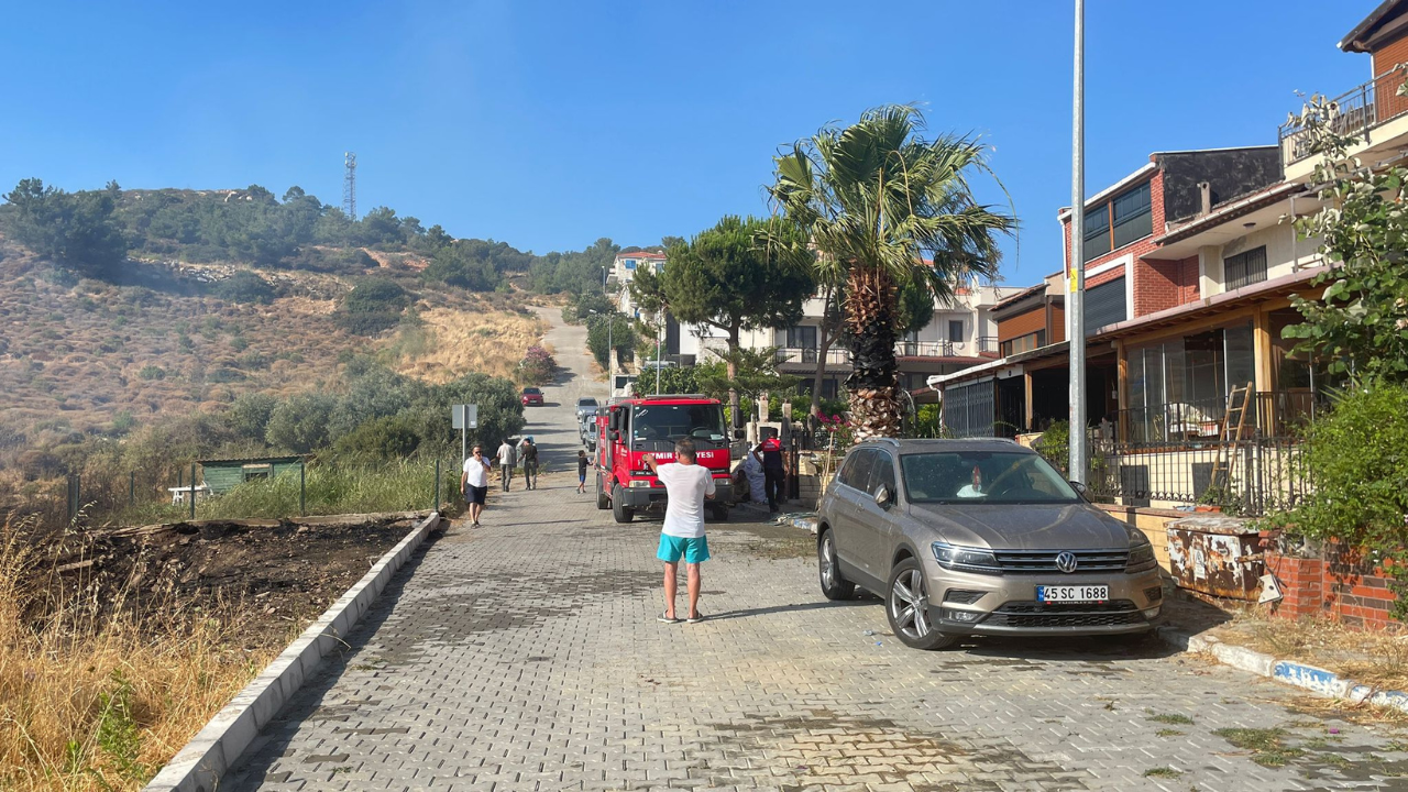 İzmir'de otomobilde çıkan yangın makilik alana sıçradı