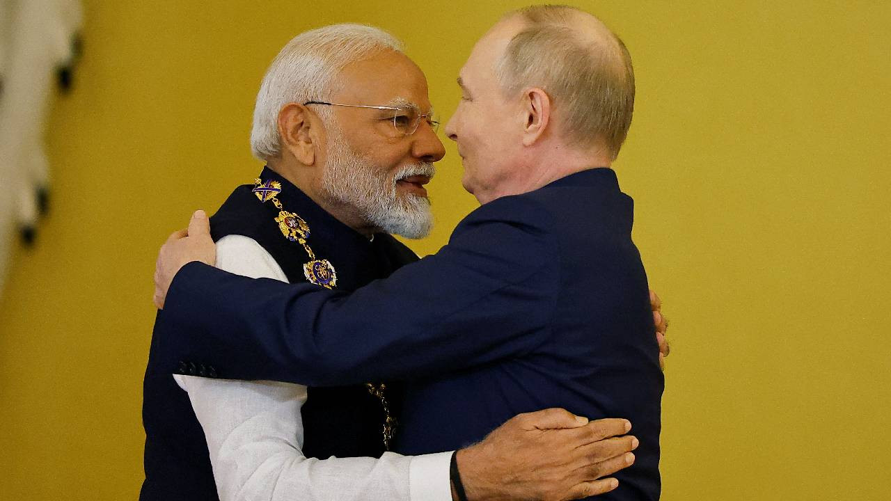 Modi'nin Rusya ziyaretinde Putin'den 'imtiyazlı stratejik ortaklık' vurgusu, en yüksek devlet nişanı takdimi