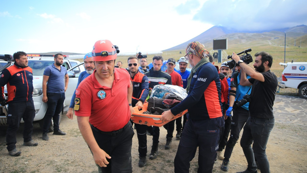 Erciyes'e tırmanan iki dağcının üzerlerine kaya düştü