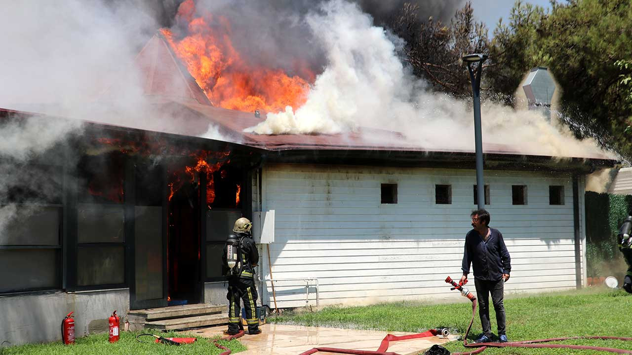 Antalya'da belediye ait restoran yandı