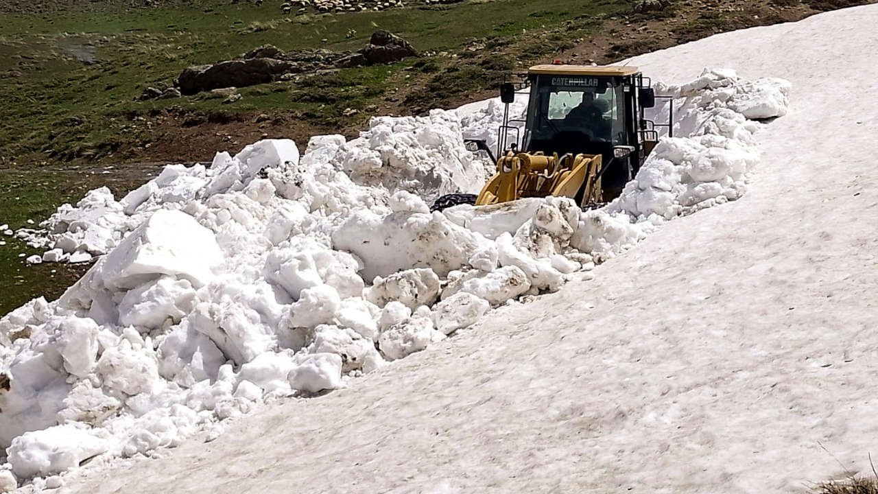 Van'da karla kaplı yayla yolları ulaşıma açıldı