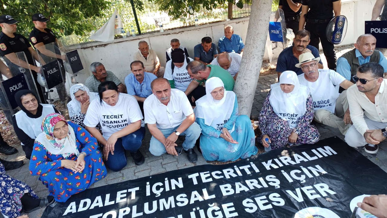 Adana'da polis ablukasında tecrit protestosu