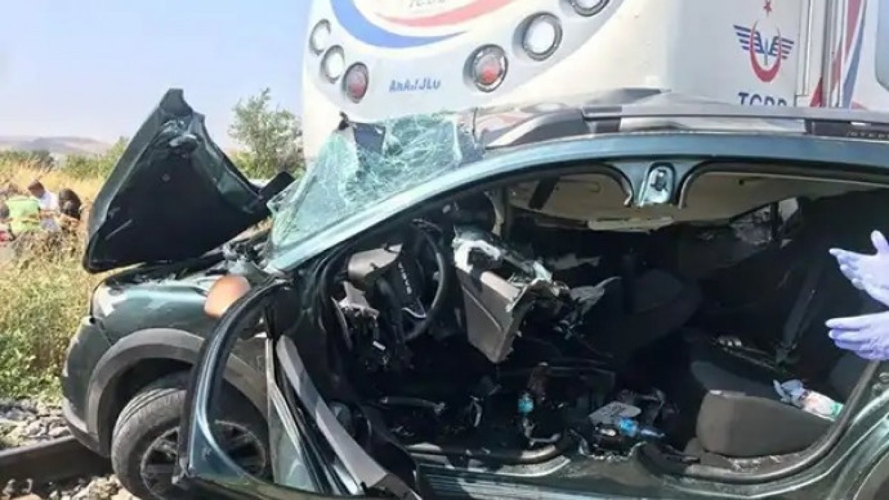 TCDD ait yolcu treni otomobile çarptı: Üç ölü