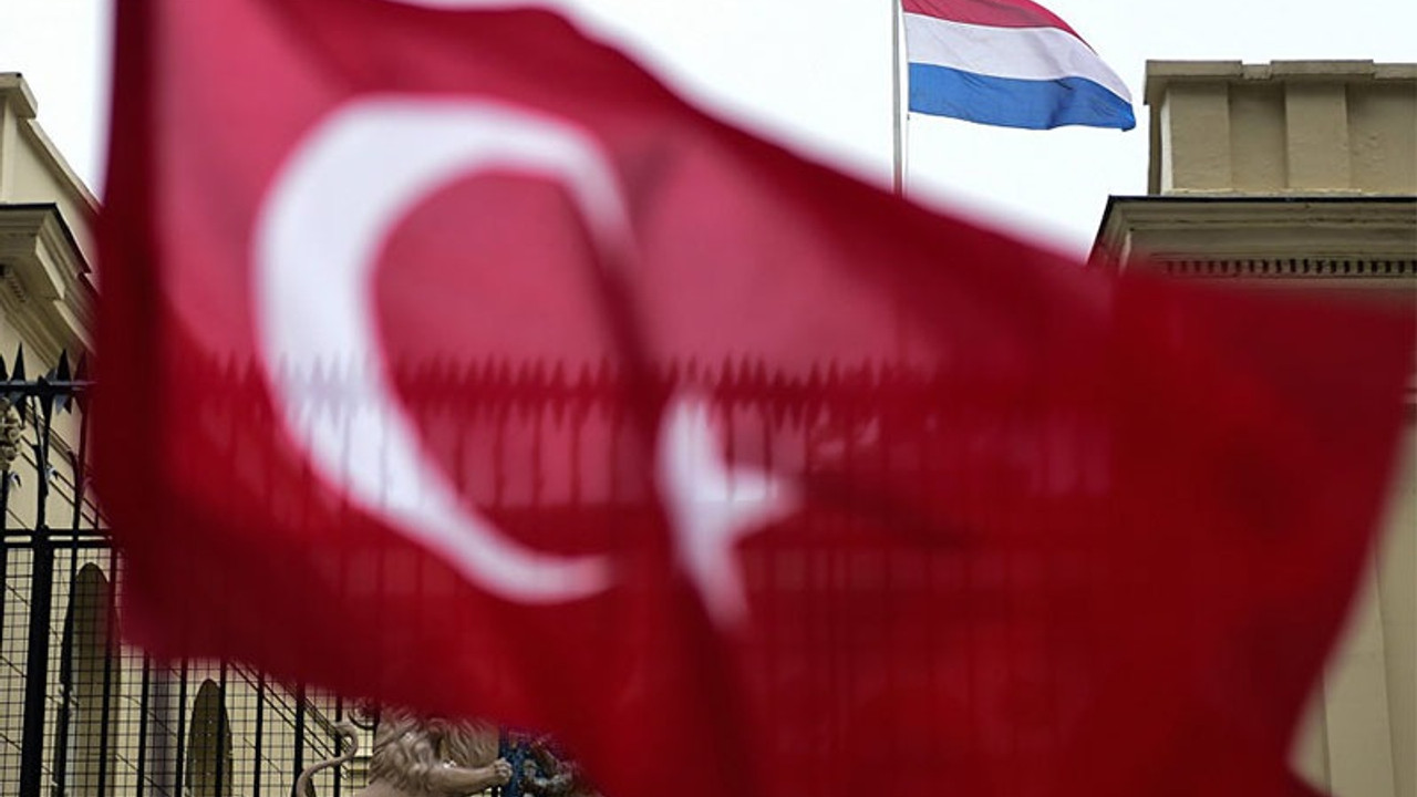 Dışişleri topu Hollanda'ya attı