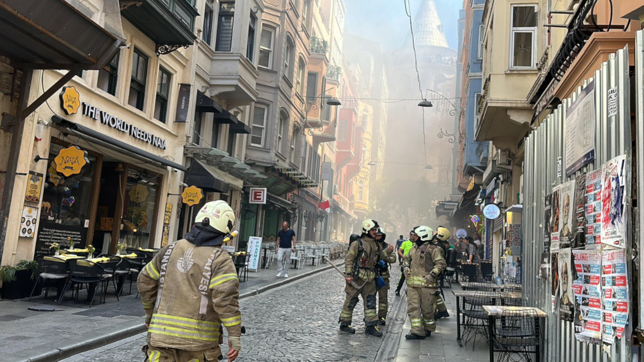 Beyoğlu'nda yangın: Galata Kulesi çevresini duman kapladı