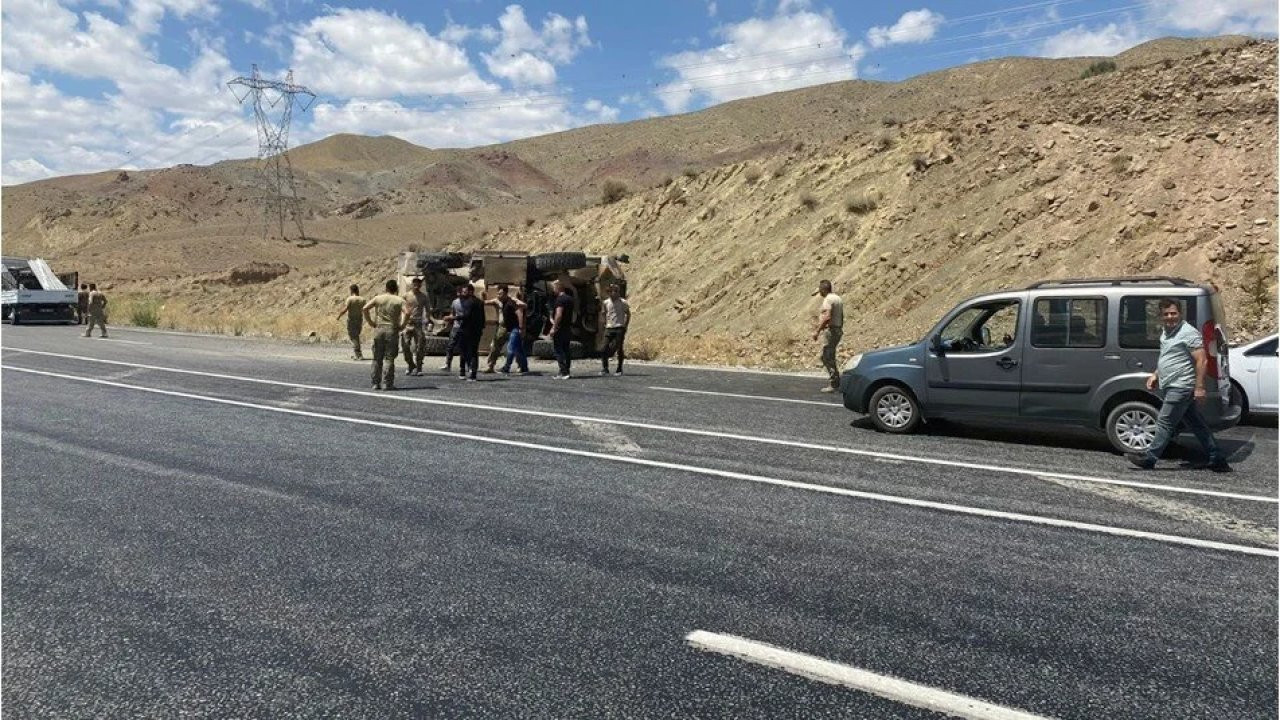 Van-Hakkari yolunda zırhlı araç devrildi: Altı asker yaralandı