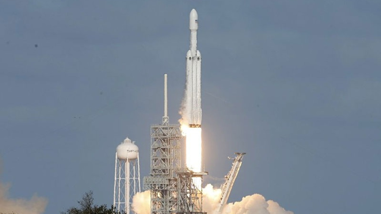 Dünyanın en güçlü roketi Falcon Heavy uzaya fırlatıldı