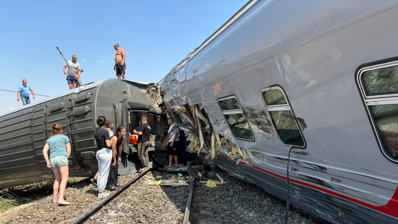 Rusya'da yolcu treni kamyona çarparak raydan çıktı, 140 yolcu yaralandı