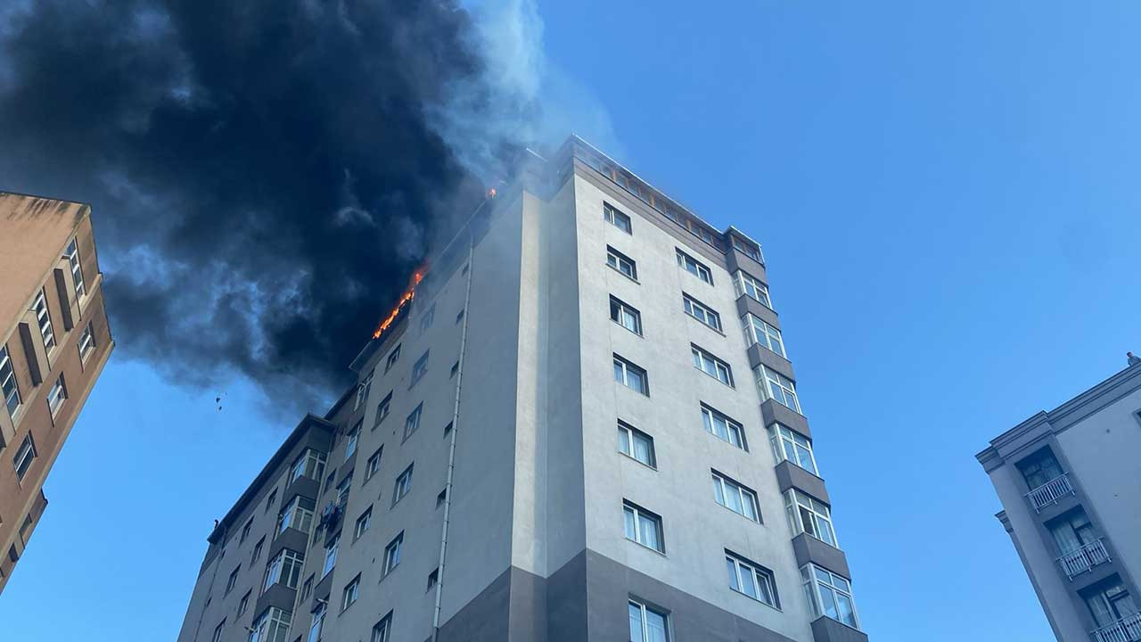 Kağıthane'de 13 katlı binanın çatısında yangın