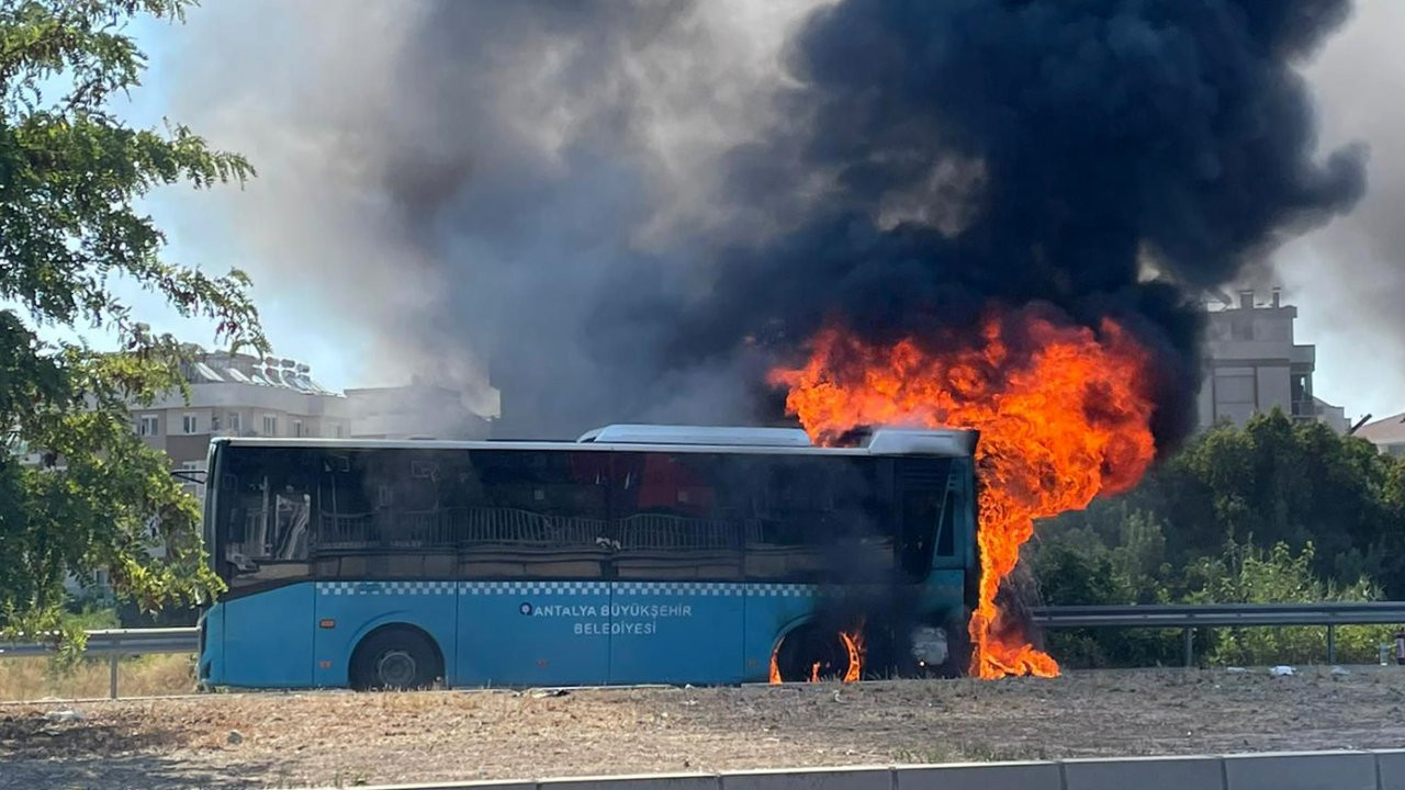 Antalya'da seyir halinde alev alan belediye otobüsü yandı