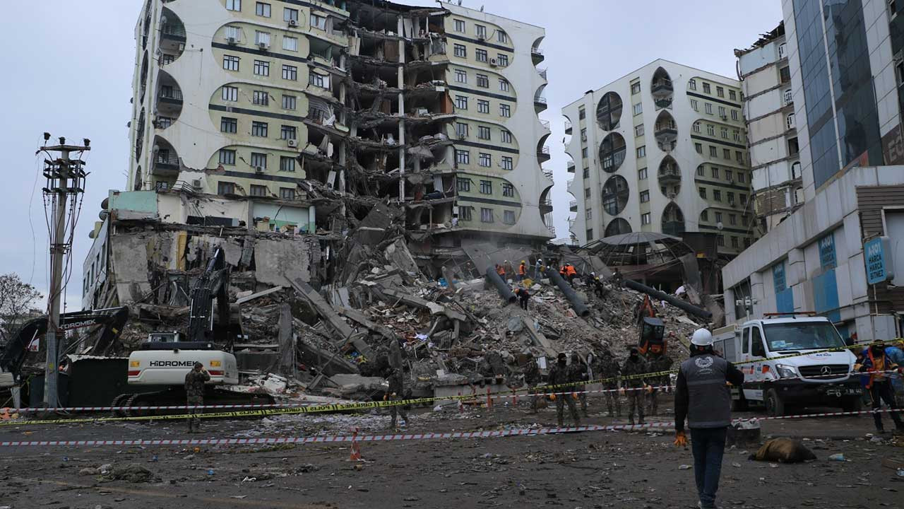 Depremde yıkılan Galeria Sitesi'nin tutuklu müteahhidi öldü