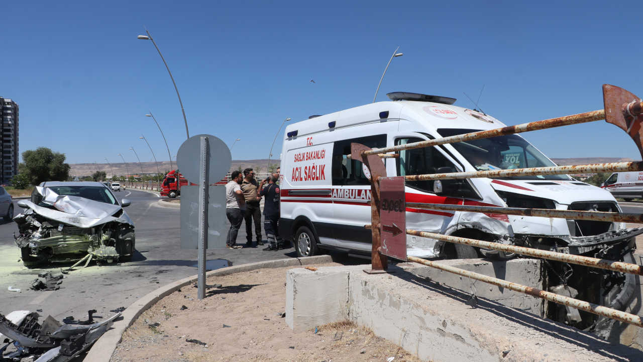 Kayseri'de ambulans ile otomobil çarpıştı, altı kişi yaralandı