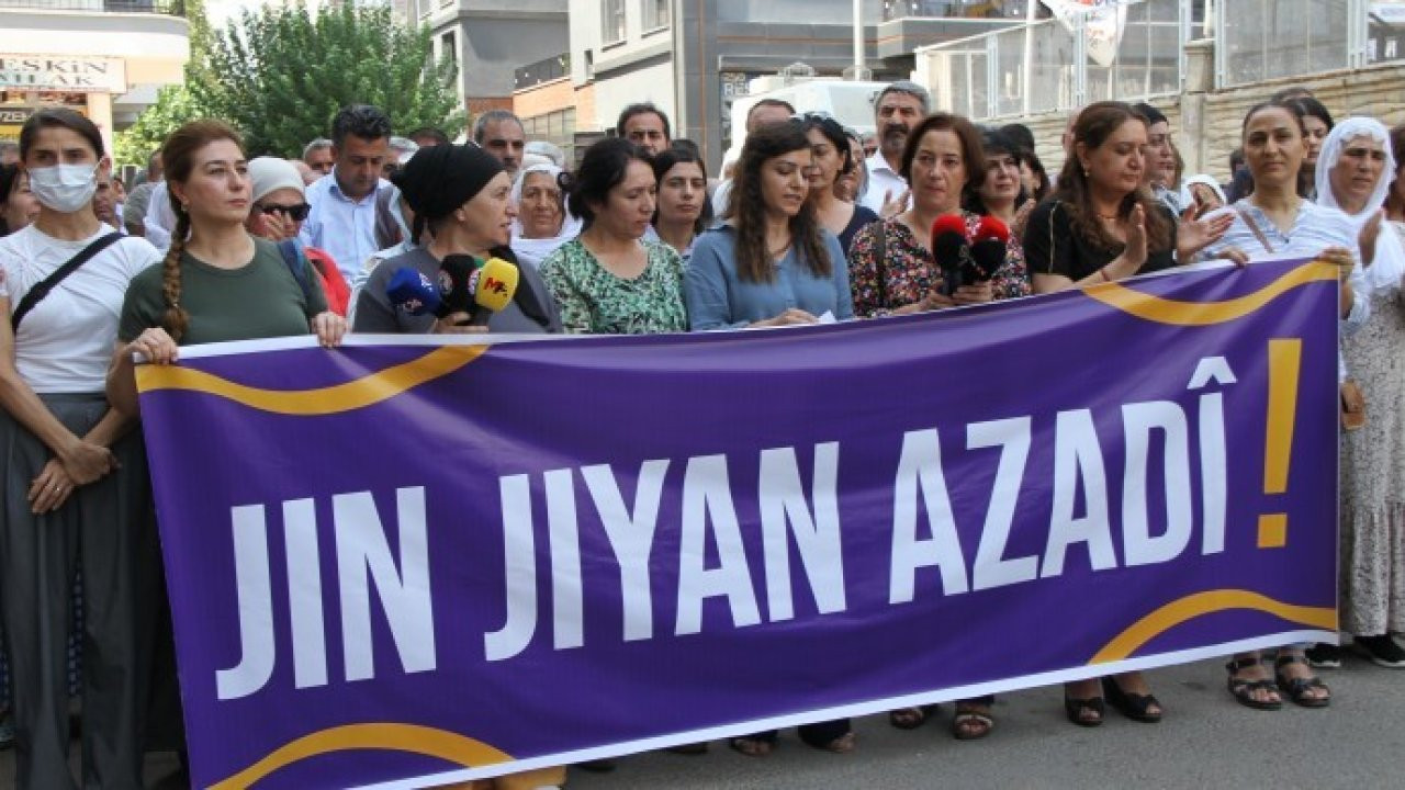 Diyarbakır'da kadınlar Koçyiğit'e saldırıyı protesto etti: 'Buradayız, sesimizi kısamayacaklar'