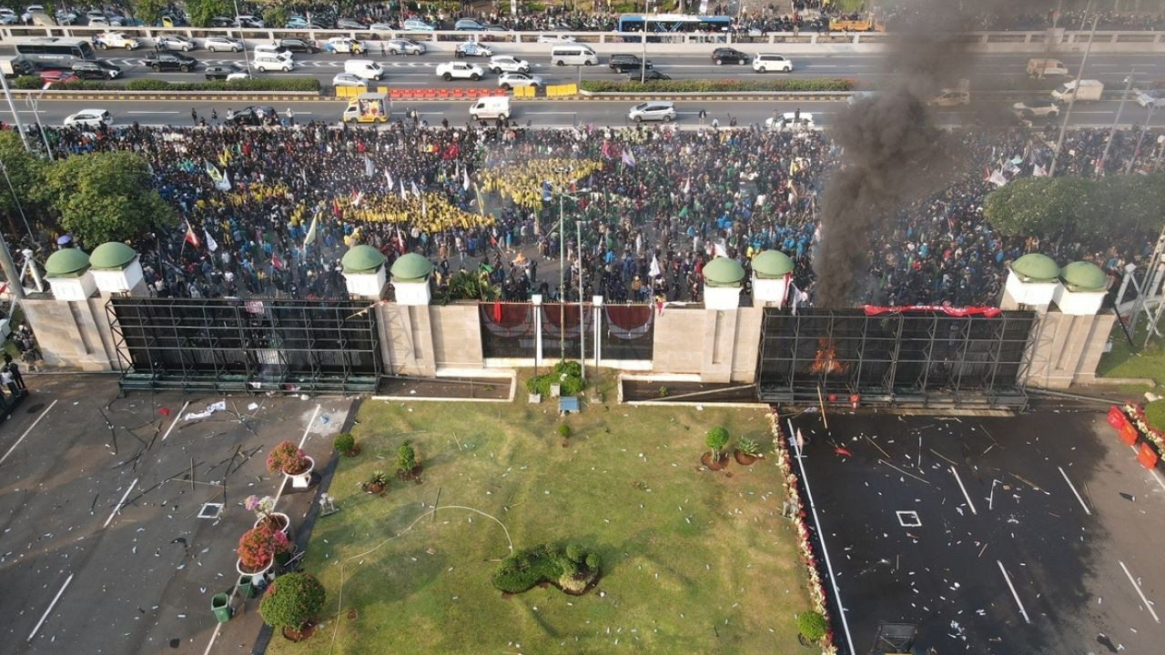 Endonezya'da seçim yasası değişikliği protestoları: Parlamentoyu basmaya çalıştılar