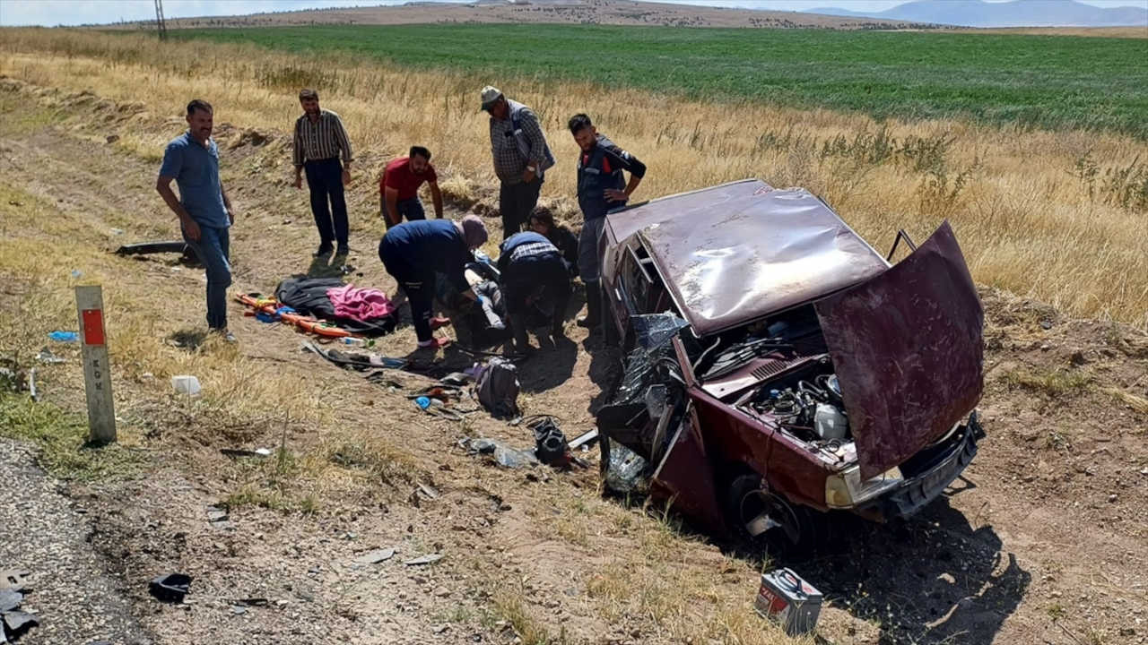 Yozgat'ta iki otomobil çarpıştı, üç kişi öldü