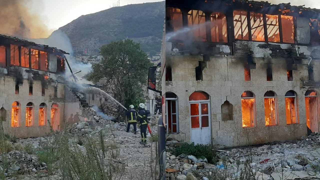 Hatay'da depremde ağır hasar alan 2 katlı bina yandı