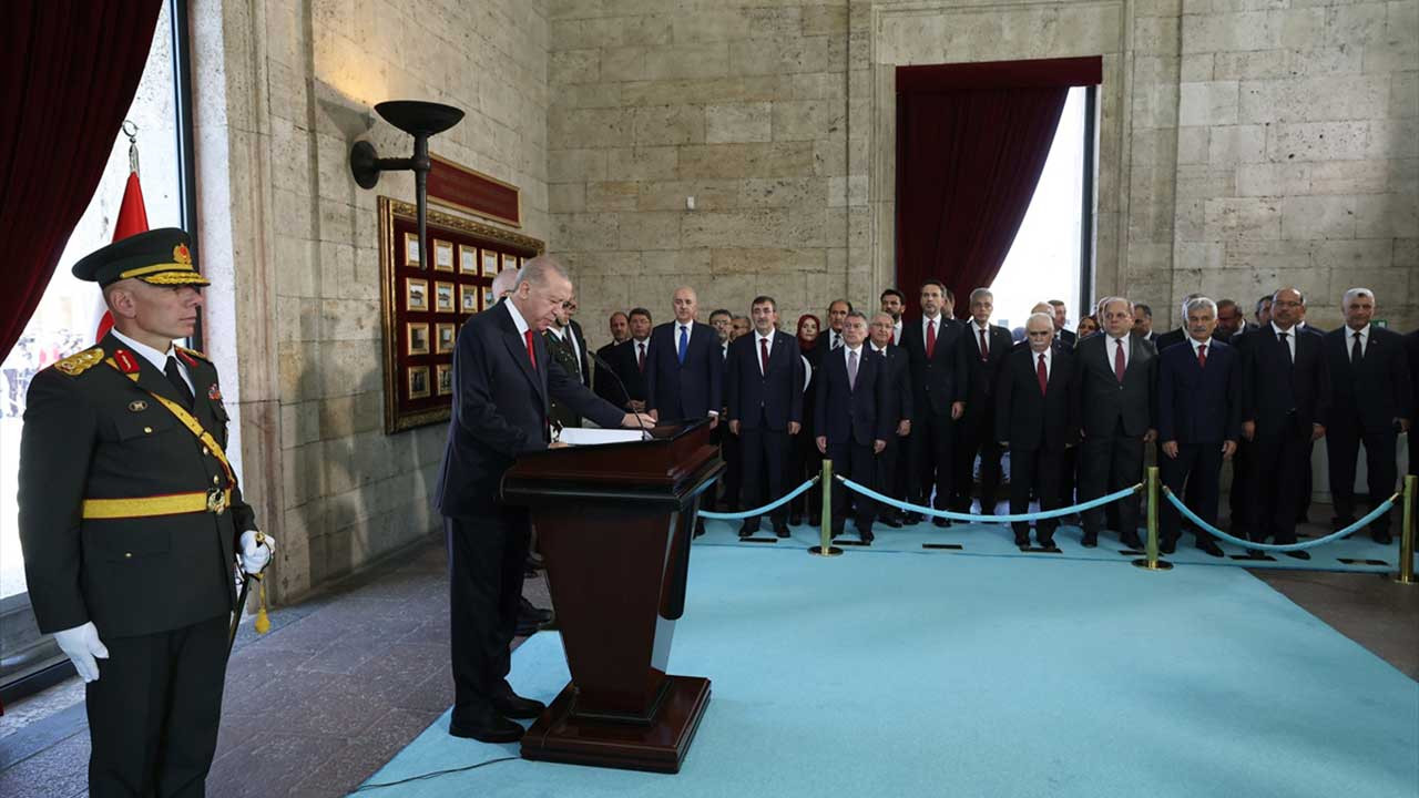 Erdoğan, Anıtkabir Özel Defteri’ne 'kızılelma'lı mesaj yazdı