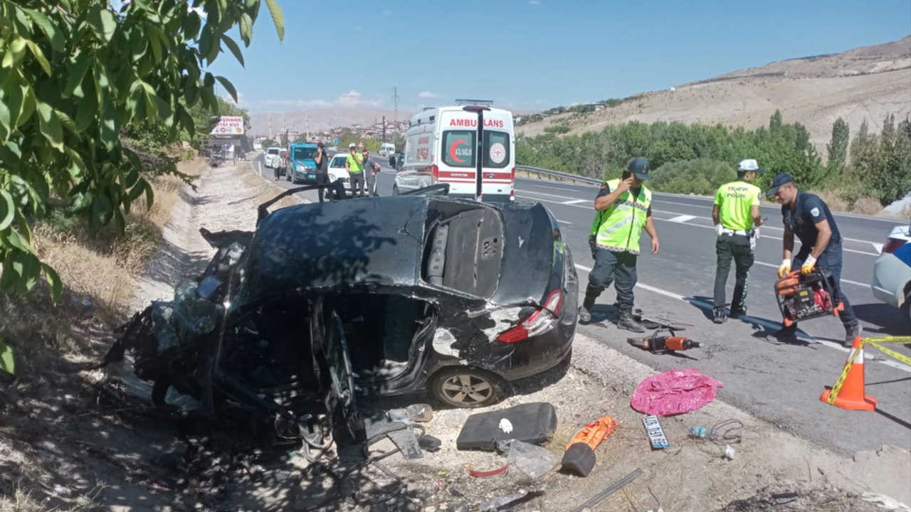 Malatya'da menfeze çarpan otomobildeki üç kişi öldü