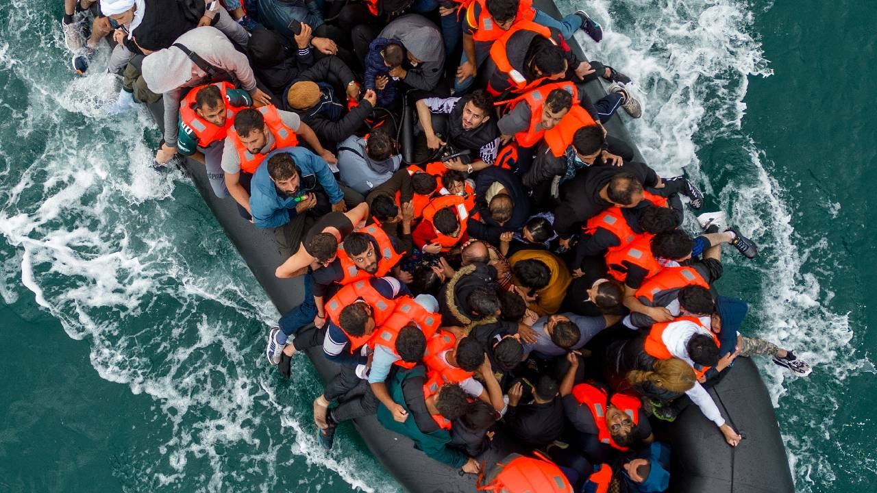 Manş Denizi'nde göçmen faciası: En az 12 ölü