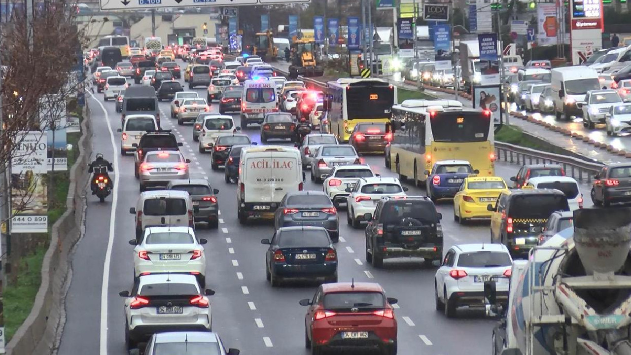 İstanbul'da haftanın son iş gününde tarfik yoğunluğu