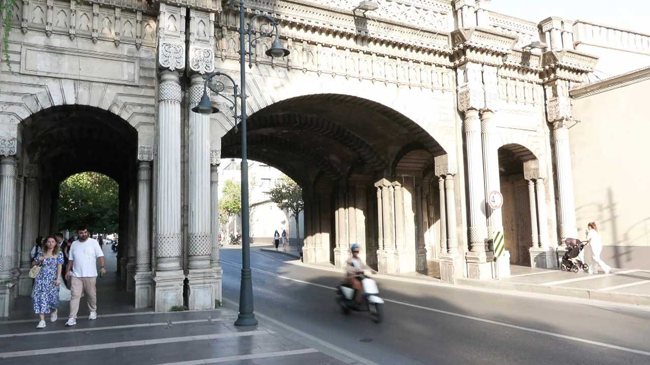 Çırağan ve Yıldız'ı birbirine bağlayan tarihi geçit yazı tahtasına döndü