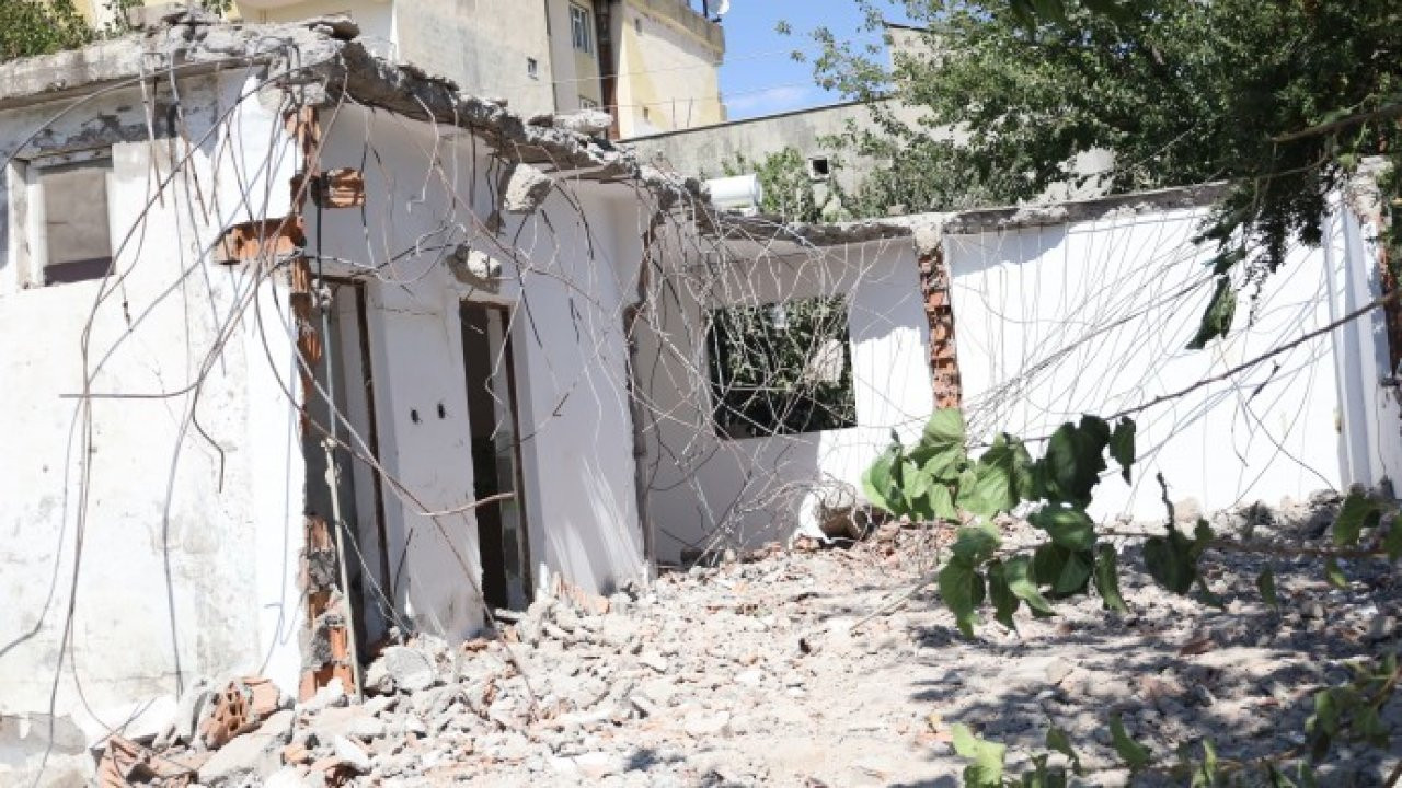 Diyarbakır'da depremzedelerin kaldığı evler 'hasarlı' gerekçesiyle yıkıldı: 'Fakirin hakkını sömürüyorlar'