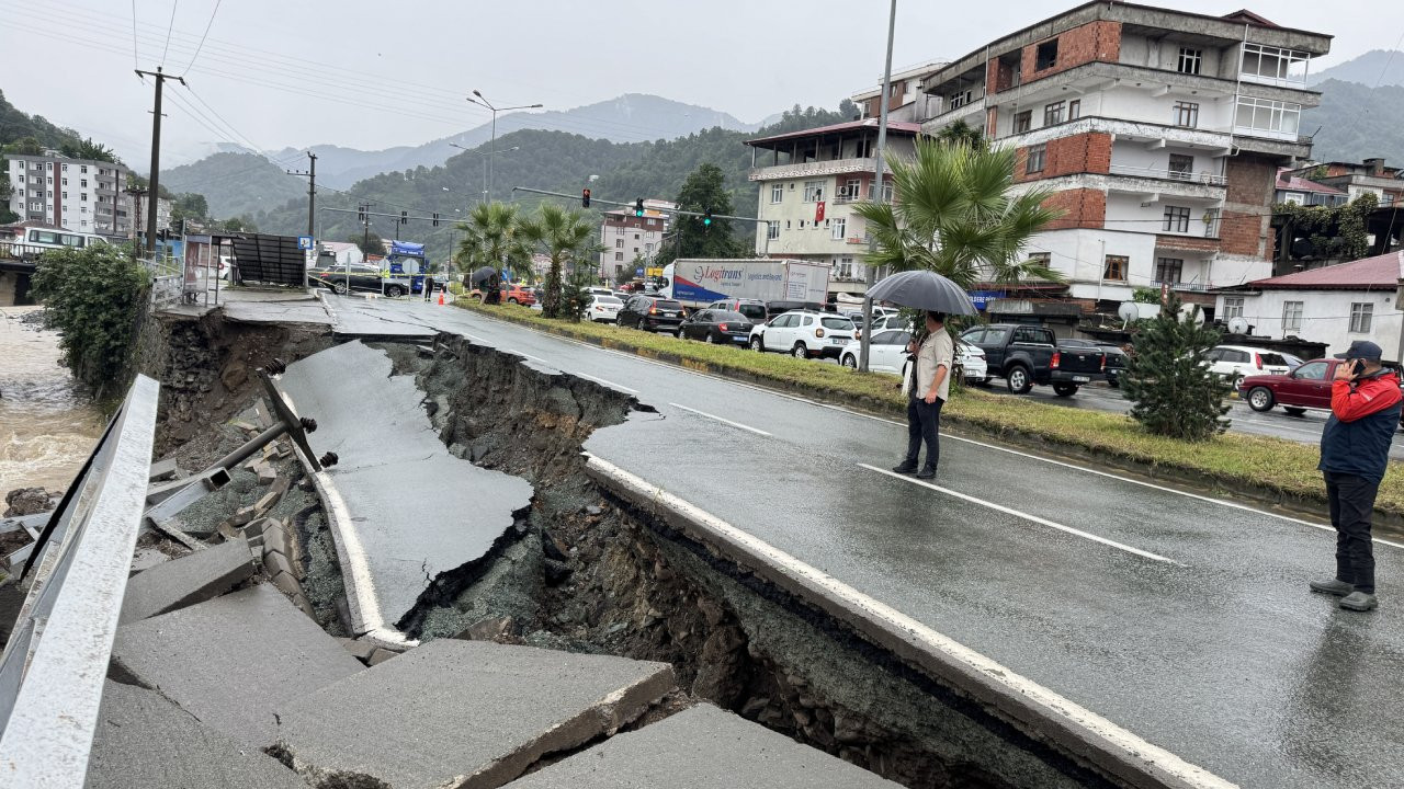 Artvin'de şiddetli yağış etkili oldu: Hopa kara yolu çöktü