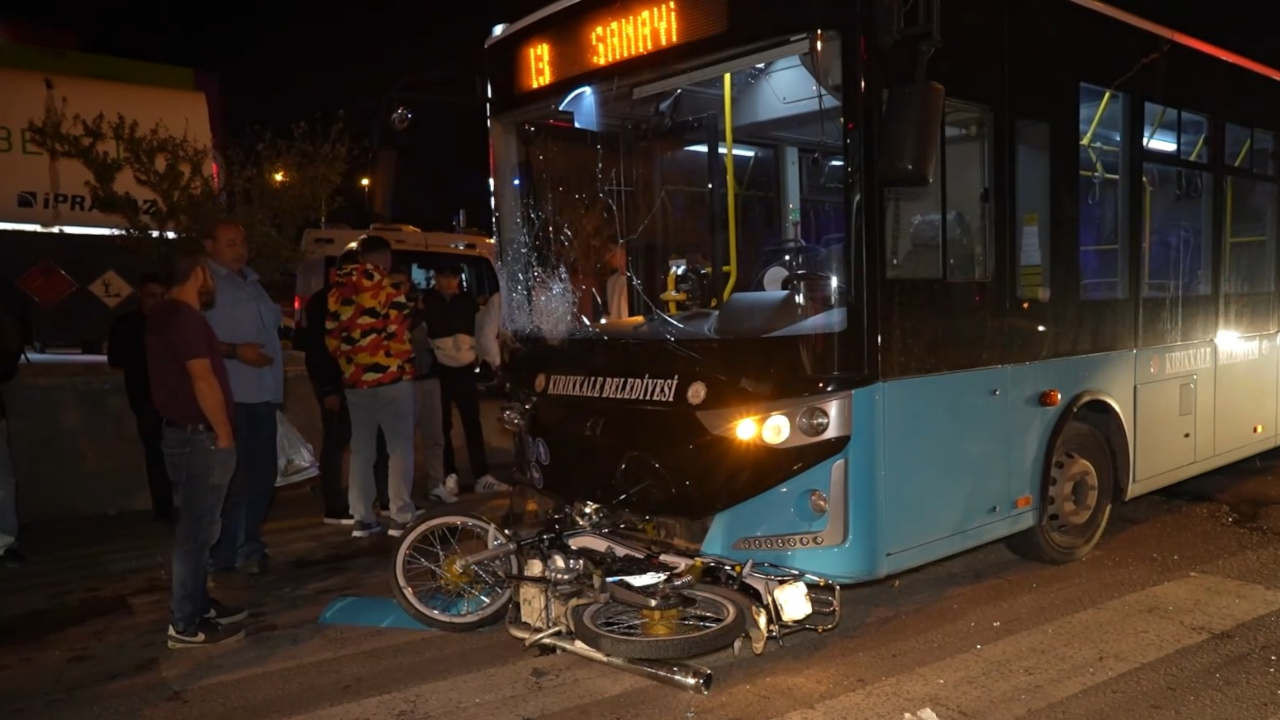 Kırıkkale'de halk otobüsü ile motosiklet çarpıştı, bir çocuk öldü