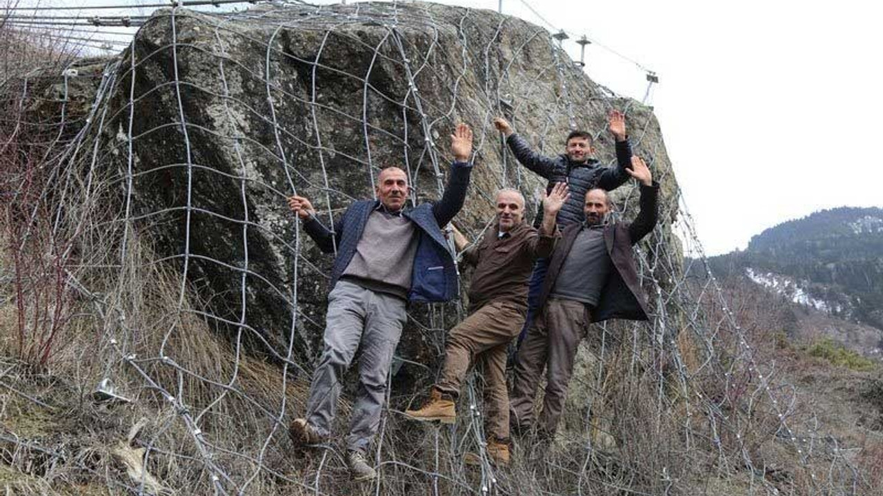 Köy için tehlike oluşturan kayaya çelik halatlı önlem