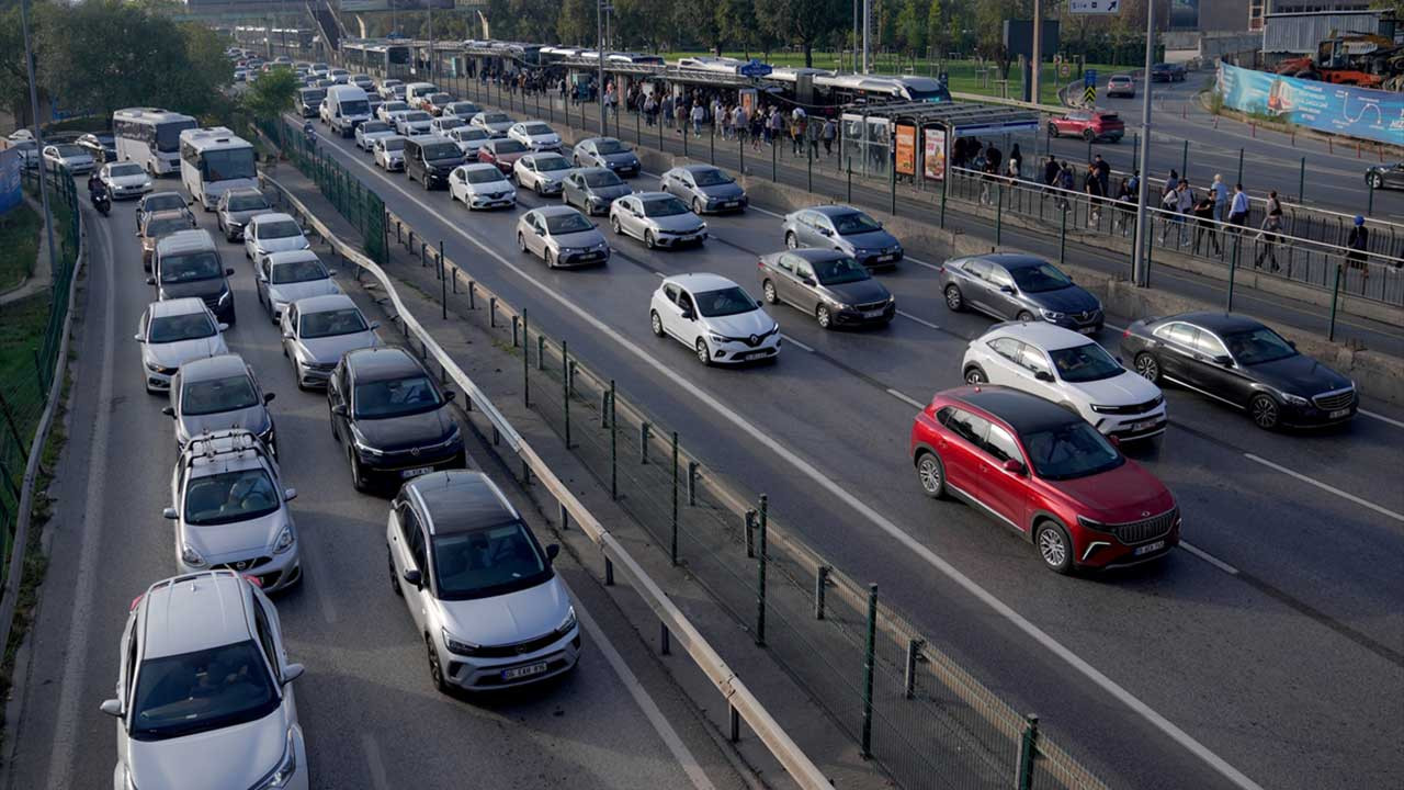 İstanbul'da sabah saatlerinde trafik yoğunluğu yaşanıyor