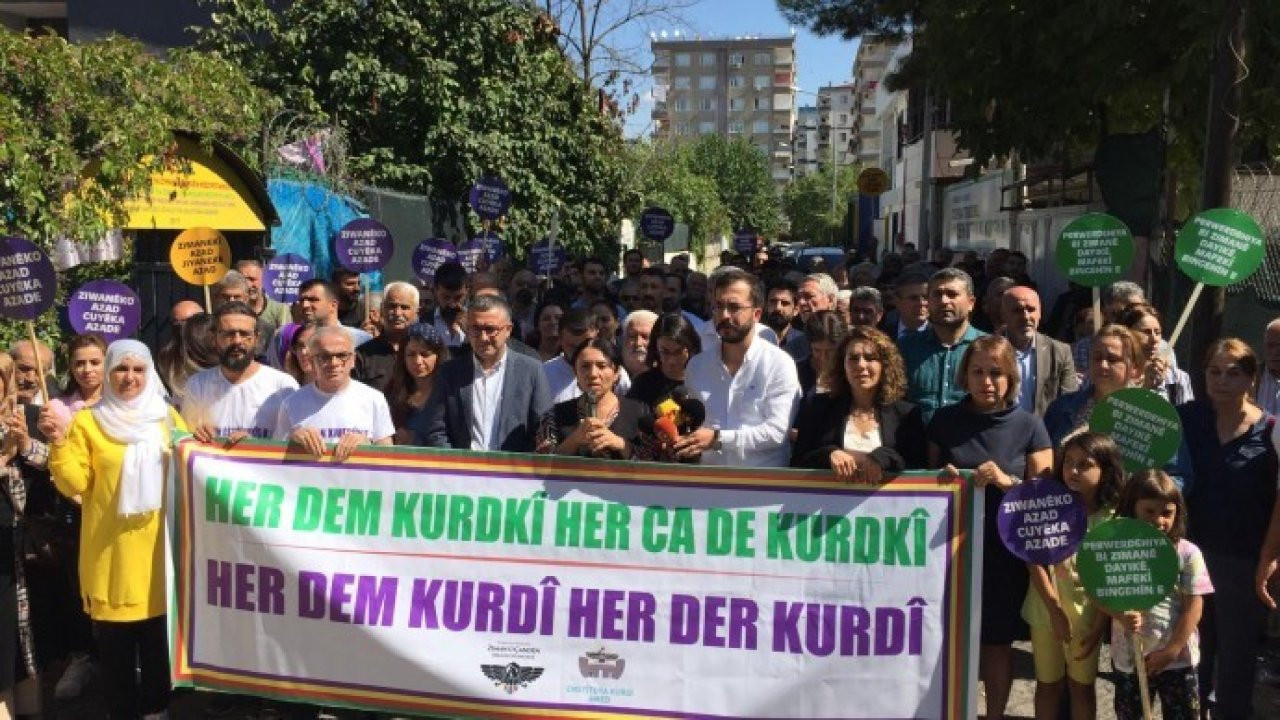 Diyarbakır'da MED-DER’e polis baskını protesto edildi: 'Her Kürt bir öğretmendir'