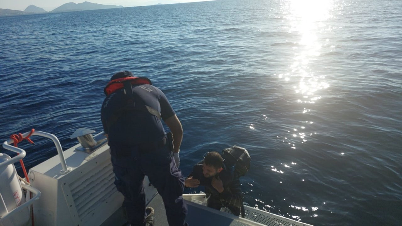 Bodrum'da yüzerek yurt dışına geçmeye çalışan göçmen yakalandı