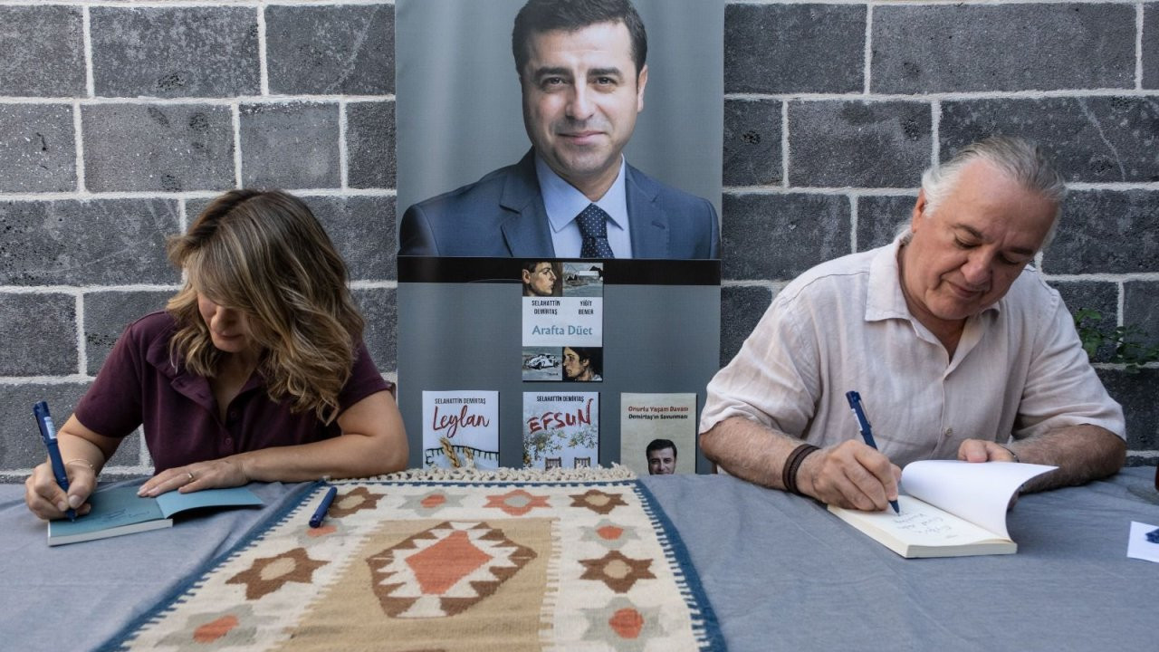 Yiğit Bener, Diyarbakır'da Demirtaş'ın kitaplarını imzaladı: Gençlerin ilgisi yüksekti