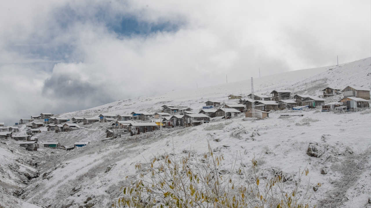 Artvin'de kardan kapanan köy yolları ulaşıma açıldı