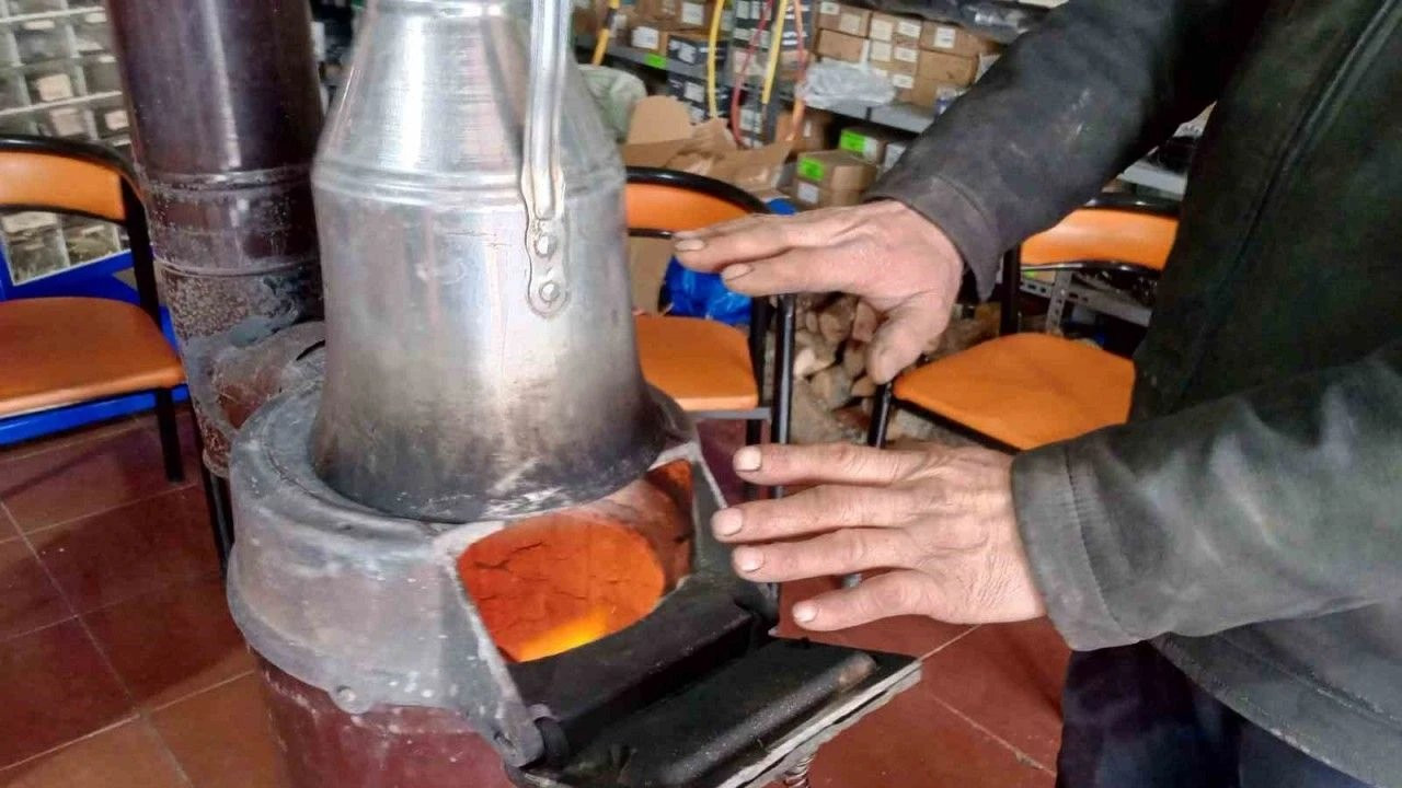 Doğal gaz ve elektriğin ardından... Soba ve kömüre de zam: Maaşın beşte biri ısınmaya gidecek