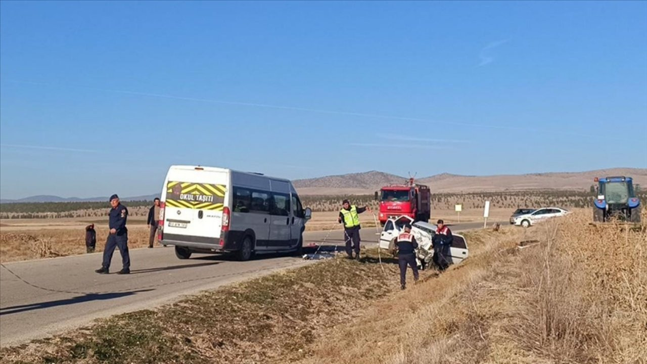 Afyonkarahisar'da okul servis minibüsü ile otomobil çarpıştı: Dört ölü, iki ağır yaralı